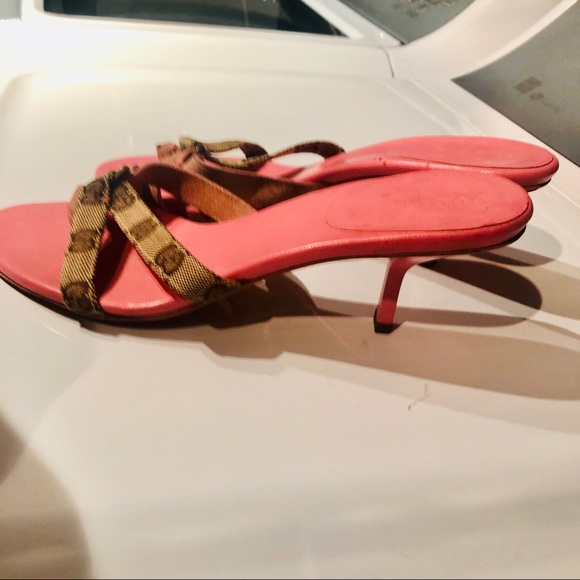 GUCCI sandals/heels with GUCCI monogram print. - Picture 2 of 6